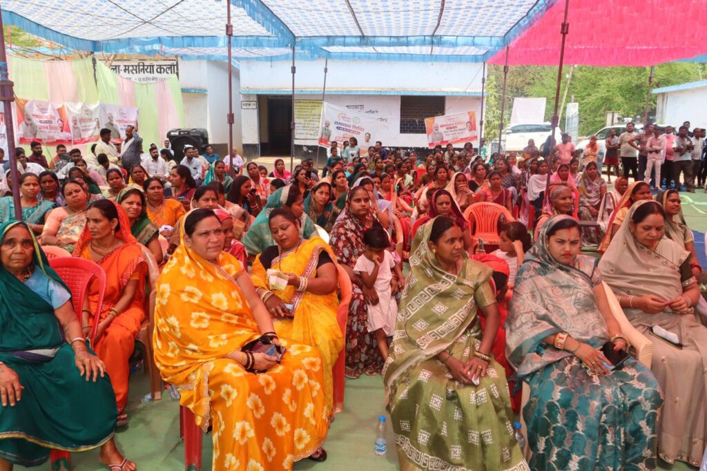 सांसद जी की सक्रियता एवं आत्मीयता पर जनता ने किया उनका धन्यवाद- सांसद जी के गांव से हुआ विष्णु देव की सुशासन वाली सरकार के समाधान शिविर का आयोजन, सांसद कमलेश जांगड़े ने कहा- जन्म से लेकर मृत्यु तक की योजनाएं चल रही है हमारी भाजपा की सरकार, कलेक्टर तोपनो, जिला पंचायत सीईओ जैन सहित विभिन्न विभागों के अधिकारी रहे मौजूद, 3146 आवेदनों का मौके पर हुआ निराकरण, कलेक्टर तोपनो साहब ने कहा- समस्याओं के गुणवत्ता पूर्वक निराकरण से आम जनता को भी मिलती है राहत सांसद जी की सक्रियता एवं आत्मीयता पर जनता ने किया उनका धन्यवाद- सांसद जी के गांव से हुआ विष्णु देव की सुशासन वाली सरकार के समाधान शिविर का आयोजन, सांसद कमलेश जांगड़े ने कहा- जन्म से लेकर मृत्यु तक की योजनाएं चल रही है हमारी भाजपा की सरकार, कलेक्टर तोपनो, जिला पंचायत सीईओ जैन सहित विभिन्न विभागों के अधिकारी रहे मौजूद, 3146 आवेदनों का मौके पर हुआ निराकरण, कलेक्टर तोपनो साहब ने कहा- समस्याओं के गुणवत्ता पूर्वक निराकरण से आम जनता को भी मिलती है राहत kshititech