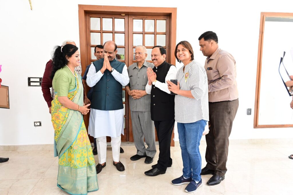12 जून को खाटू पहुंचेंगे लोकसभा अध्यक्ष ओम बिरला- खाटू धाम के द्वितीय अलंकरण समारोह के लिए लोकसभा अध्यक्ष ओम बिरला को दिया गया आमंत्रण,अंतरराष्ट्रीय अग्रवाल सम्मेलन के अध्यक्ष राजकुमार मित्तल सहित संस्था के सदस्य पहुंचे लोकसभा अध्यक्ष के निवास, दिया कार्यक्रम का न्योता 12 जून को खाटू पहुंचेंगे लोकसभा अध्यक्ष ओम बिरला- खाटू धाम के द्वितीय अलंकरण समारोह के लिए लोकसभा अध्यक्ष ओम बिरला को दिया गया आमंत्रण,अंतरराष्ट्रीय अग्रवाल सम्मेलन के अध्यक्ष राजकुमार मित्तल सहित संस्था के सदस्य पहुंचे लोकसभा अध्यक्ष के निवास, दिया कार्यक्रम का न्योता kshititech