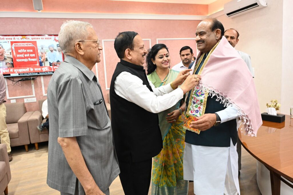 12 जून को खाटू पहुंचेंगे लोकसभा अध्यक्ष ओम बिरला- खाटू धाम के द्वितीय अलंकरण समारोह के लिए लोकसभा अध्यक्ष ओम बिरला को दिया गया आमंत्रण,अंतरराष्ट्रीय अग्रवाल सम्मेलन के अध्यक्ष राजकुमार मित्तल सहित संस्था के सदस्य पहुंचे लोकसभा अध्यक्ष के निवास, दिया कार्यक्रम का न्योता 12 जून को खाटू पहुंचेंगे लोकसभा अध्यक्ष ओम बिरला- खाटू धाम के द्वितीय अलंकरण समारोह के लिए लोकसभा अध्यक्ष ओम बिरला को दिया गया आमंत्रण,अंतरराष्ट्रीय अग्रवाल सम्मेलन के अध्यक्ष राजकुमार मित्तल सहित संस्था के सदस्य पहुंचे लोकसभा अध्यक्ष के निवास, दिया कार्यक्रम का न्योता kshititech