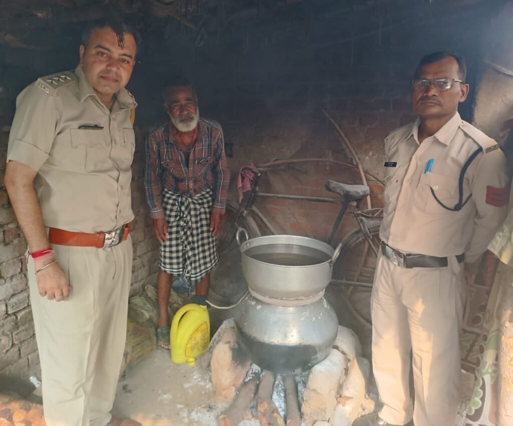 भट्टी चढ़ाकर बनाई जा रही थी अवैध महुआ शराब, मौके पर पहुंच गई आबकारी की टीम, किया आरोपी को गिरफ्तार,आबकारी वृत प्रभारी एवं सहायक जिला आबकारी अधिकारी उप्पल की सजगता से अवैध महुआ शराब के कारोबारियो में दशहत kshititech