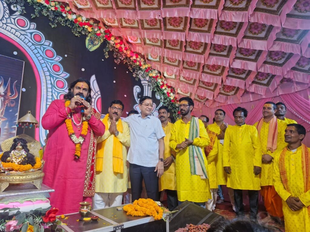 बाबा भोलेनाथ की आस्था में डूबे नगर पालिका शक्ति के अध्यक्ष श्यामसुंदर अग्रवाल, शिव महापुराण कथा में पहुंचे नगर पालिका अध्यक्ष ने विद्वान पंडित राजेंद्र महाराज जी से लिया आशीर्वाद,श्यामसुंदर ने कहा- बाबा भोलेनाथ के सुमिरन से ही होता है सबका कल्याण, कथा में उपस्थित रहे 5000 की संख्या में बाबा भोलेनाथ के भक्त kshititech