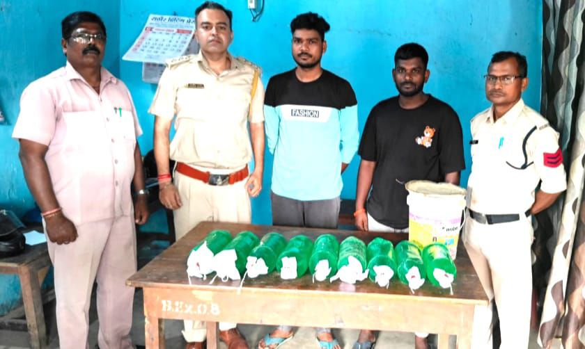 आबकारी अधिकारी उप्पल की छापामार कारवाई- सुशासन तिहार की शिकायत पर आबकारी वृत्त सक्ती ने 24 लीटर अवैध महुआ शराब के साथ 02 शराब कारोबारियो को किया गिरफ्तार, आबकारी एक्ट के तहत मामला हुआ दर्ज आबकारी अधिकारी उप्पल की छापामार कारवाई- सुशासन तिहार की शिकायत पर आबकारी वृत्त सक्ती ने 24 लीटर अवैध महुआ शराब के साथ 02 शराब कारोबारियो को किया गिरफ्तार, आबकारी एक्ट के तहत मामला हुआ दर्ज kshititech