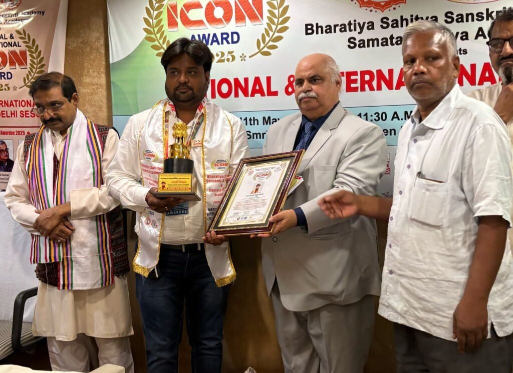 आशीष को मिला आईकॉनिक अवार्ड-दिल्ली में आयोजित राष्ट्रीय स्तर के सम्मान समारोह में सम्मानित हुए चाम्पा के आशीष अग्रवाल, समाज सेवा एवं पत्रकारिता के क्षेत्र में मिला सम्मान, भारतीय साहित्य संस्कृति अकादमी ने किया था कार्यक्रम का आयोजन, चांपा शहर में अपनी सक्रियता के लिए जाने जाते हैं आशीष kshititech