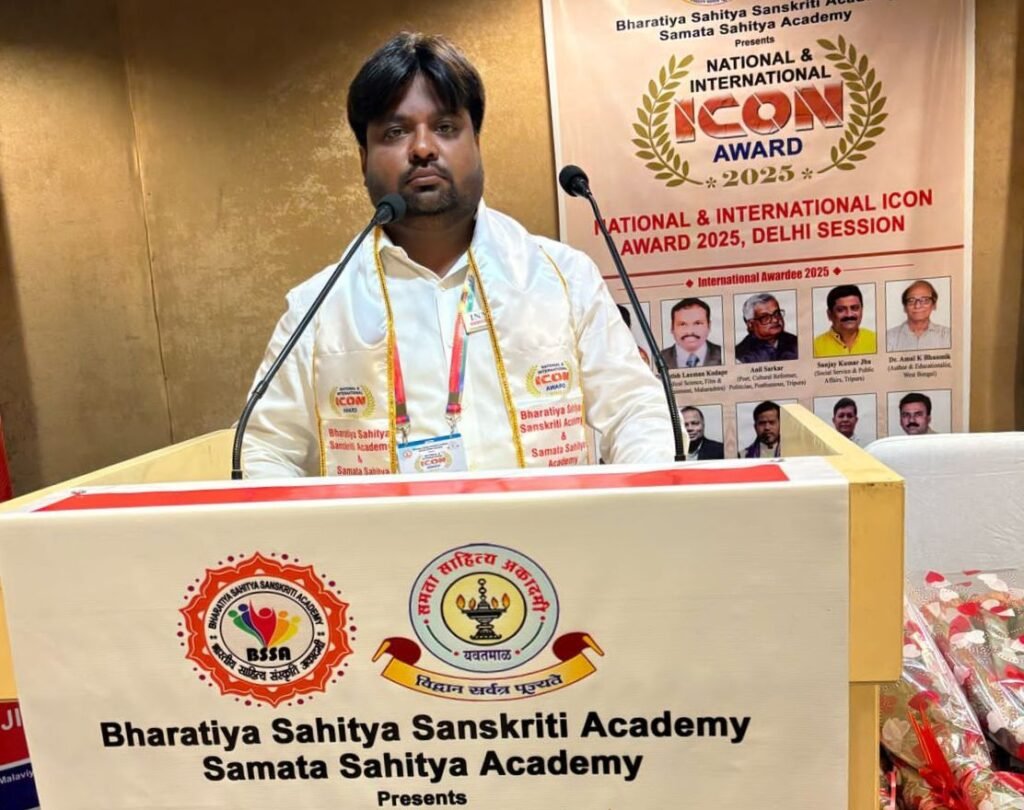 आशीष को मिला आईकॉनिक अवार्ड-दिल्ली में आयोजित राष्ट्रीय स्तर के सम्मान समारोह में सम्मानित हुए चाम्पा के आशीष अग्रवाल, समाज सेवा एवं पत्रकारिता के क्षेत्र में मिला सम्मान, भारतीय साहित्य संस्कृति अकादमी ने किया था कार्यक्रम का आयोजन, चांपा शहर में अपनी सक्रियता के लिए जाने जाते हैं आशीष kshititech