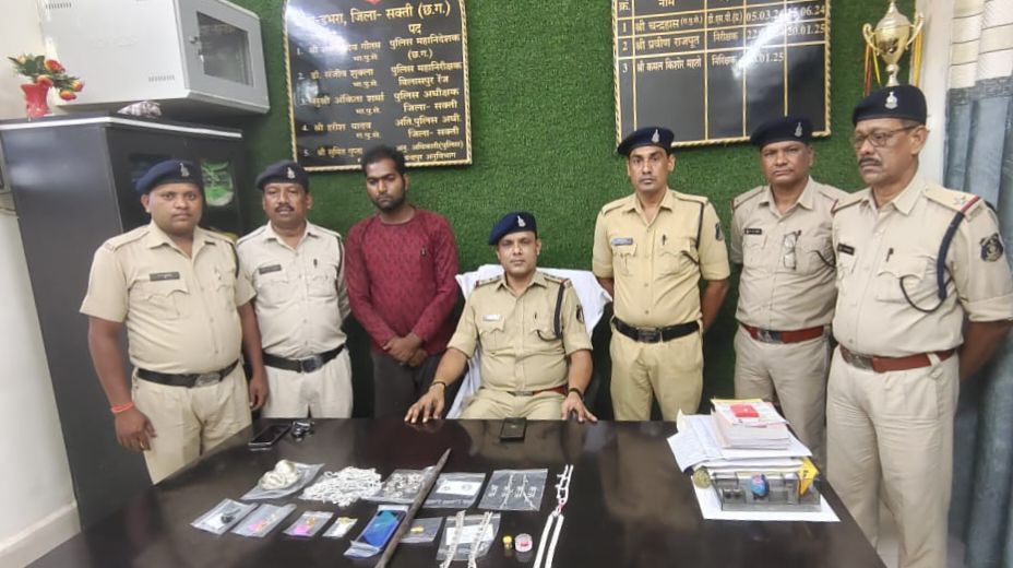 शक्ति पुलिस की बड़ी सफलता- लाखों रुपए के चोरी के सोने- चांदी के जेवरात किए गए बरामद,आरोपी चोरों को भी पुलिस ने पकड़ कर किया गिरफ्तार, शक्ति पुलिस की साइबर टीम की मेहनत लाई रंग, मोटरसाइकिल में घूम रहे थे चोर, पुलिस उच्चाधिकारियों के निर्देश पर सजग है शक्ति जिले की पुलिस शक्ति पुलिस की बड़ी सफलता- लाखों रुपए के चोरी के सोने- चांदी के जेवरात किए गए बरामद,आरोपी चोरों को भी पुलिस ने पकड़ कर किया गिरफ्तार, शक्ति पुलिस की साइबर टीम की मेहनत लाई रंग, मोटरसाइकिल में घूम रहे थे चोर, पुलिस उच्चाधिकारियों के निर्देश पर सजग है शक्ति जिले की पुलिस kshititech