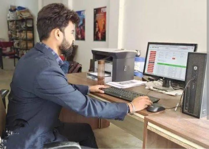 नियमितीकरण तो किया नहीं, अब हटाने की तैयारी- धान खरीदी डाटा एंट्री ऑपरेटर संघ ने दी शासन के निर्णय को हाईकोर्ट में चुनौती, 2007-08 में संविदा भर्ती के बावजूद नए सत्र के लिए ठेके सिस्टम में डाटा एंट्री ऑपरेटर का काम देने तैयारी कर रही छत्तीसगढ़ सरकार, ऑपरेटर संघ के शक्ति जिला अध्यक्ष पुरुषोत्तम बरेठ ने कहा- सुप्रीम कोर्ट तक का दरवाजा खटखटाएंगे संघ के सदस्य, फिर चरमरा सकती है प्रदेश में नए सत्र की धान खरीदी व्यवस्थाएं, 18 साल से संविदा के रूप में सेवाएं दे रहे हजारों ऑपरेटर हो जाएंगे बेरोजगार नियमितीकरण तो किया नहीं, अब हटाने की तैयारी- धान खरीदी डाटा एंट्री ऑपरेटर संघ ने दी शासन के निर्णय को हाईकोर्ट में चुनौती, 2007-08 में संविदा भर्ती के बावजूद नए सत्र के लिए ठेके सिस्टम में डाटा एंट्री ऑपरेटर का काम देने तैयारी कर रही छत्तीसगढ़ सरकार, ऑपरेटर संघ के शक्ति जिला अध्यक्ष पुरुषोत्तम बरेठ ने कहा- सुप्रीम कोर्ट तक का दरवाजा खटखटाएंगे संघ के सदस्य, फिर चरमरा सकती है प्रदेश में नए सत्र की धान खरीदी व्यवस्थाएं, 18 साल से संविदा के रूप में सेवाएं दे रहे हजारों ऑपरेटर हो जाएंगे बेरोजगार kshititech