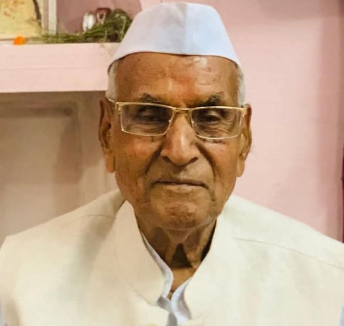5 जून को रायपुर में होगी समाजसेवी स्व.रामजीलाल अग्रवाल जी की श्रद्धांजलि सभा एवं पगड़ी रस्म का कार्यक्रम, पूर्व मंत्री एवं सांसद बृजमोहन अग्रवाल के पूज्य पिता थे रामजीलाल जी अग्रवाल, 27 मई को मुख्यमंत्री साय भी पहुंचे रामजी वाटिका,स्व.राम जी लाल अग्रवाल जी को दी अपनी श्रद्धांजलि 5 जून को रायपुर में होगी समाजसेवी स्व.रामजीलाल अग्रवाल जी की श्रद्धांजलि सभा एवं पगड़ी रस्म का कार्यक्रम, पूर्व मंत्री एवं सांसद बृजमोहन अग्रवाल के पूज्य पिता थे रामजीलाल जी अग्रवाल, 27 मई को मुख्यमंत्री साय भी पहुंचे रामजी वाटिका,स्व.राम जी लाल अग्रवाल जी को दी अपनी श्रद्धांजलि kshititech