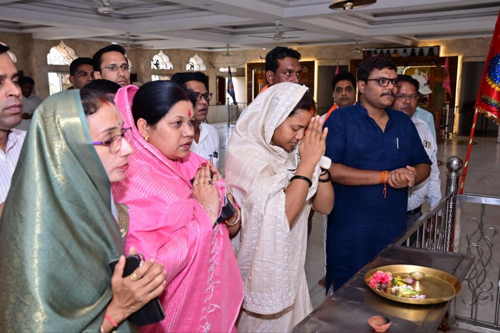 प्रभारी मंत्री का शक्ति प्रवास- शक्ति जिले की प्रभारी मंत्री राजवाड़े भाजपा शक्ति द्वारा आयोजित कार्यक्रम में हुई शामिल, शहर के श्री राधाकृष्ण मंदिर में आयोजित था मोदी सरकार के 11 वर्ष पूर्ण होने पर कार्यक्रम, श्री राधाकृष्ण मंदिर में पूजा अर्चना भी की महिला बाल विकास मंत्री ने, स्वदेशी वस्तुओं के अधिकाधिक उपयोग पर भी जोर दिया प्रभारी मंत्री ने प्रभारी मंत्री का शक्ति प्रवास- शक्ति जिले की प्रभारी मंत्री राजवाड़े भाजपा शक्ति द्वारा आयोजित कार्यक्रम में हुई शामिल, शहर के श्री राधाकृष्ण मंदिर में आयोजित था मोदी सरकार के 11 वर्ष पूर्ण होने पर कार्यक्रम, श्री राधाकृष्ण मंदिर में पूजा अर्चना भी की महिला बाल विकास मंत्री ने, स्वदेशी वस्तुओं के अधिकाधिक उपयोग पर भी जोर दिया प्रभारी मंत्री ने kshititech