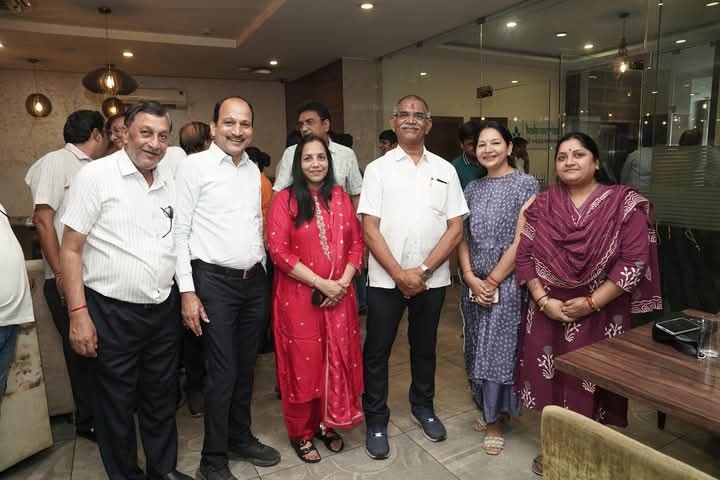विजय को मिली दोबारा जिम्मेदारी- राजधानी रायपुर में अग्रवाल समाज के सबसे बड़े संगठन अग्रवाल सभा के दोबारा अध्यक्ष चुने गए विजय अग्रवाल, रायपुर के सांसद बृजमोहन अग्रवाल के भाई हैं विजय जी, राजधानी रायपुर में श्री अग्रसेन धाम छोकरा नाला, श्री अग्रसेन भवन जवाहर नगर सहित विभिन्न स्थाई प्रकल्पों का भी संचालन करती है अग्रवाल सभा रायपुर विजय को मिली दोबारा जिम्मेदारी- राजधानी रायपुर में अग्रवाल समाज के सबसे बड़े संगठन अग्रवाल सभा के दोबारा अध्यक्ष चुने गए विजय अग्रवाल, रायपुर के सांसद बृजमोहन अग्रवाल के भाई हैं विजय जी, राजधानी रायपुर में श्री अग्रसेन धाम छोकरा नाला, श्री अग्रसेन भवन जवाहर नगर सहित विभिन्न स्थाई प्रकल्पों का भी संचालन करती है अग्रवाल सभा रायपुर kshititech