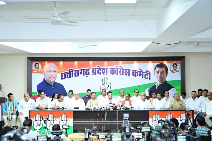 कका के पीड़ा-आखिरकार भूपेश बघेल की पीड़ा छलक कर आई गई बाहर- नेता प्रतिपक्ष महंत एवं पीसीसी अध्यक्ष दीपक बैज पर साधा निशाना,प्रदेश कांग्रेस प्रभारी सचिन पायलट भी थे बैठक में मौजूद, बघेल ने कह दी बड़ी बात- पार्टी में अनुशासनहीनता करने वाले लोगों के घरों में चाय पीने जाते हैं प्रदेश अध्यक्ष जी, बघेल ने महंत से कहा-CM पर अटैक करने से क्यों बचते हैं आप कका के पीड़ा-आखिरकार भूपेश बघेल की पीड़ा छलक कर आई गई बाहर- नेता प्रतिपक्ष महंत एवं पीसीसी अध्यक्ष दीपक बैज पर साधा निशाना,प्रदेश कांग्रेस प्रभारी सचिन पायलट भी थे बैठक में मौजूद, बघेल ने कह दी बड़ी बात- पार्टी में अनुशासनहीनता करने वाले लोगों के घरों में चाय पीने जाते हैं प्रदेश अध्यक्ष जी, बघेल ने महंत से कहा-CM पर अटैक करने से क्यों बचते हैं आप kshititech