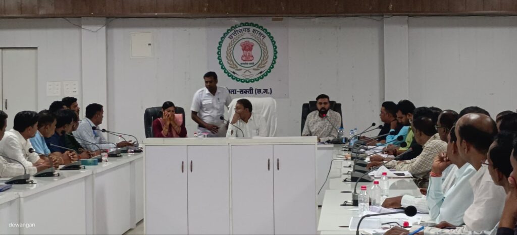 शक्ति जिले में DAP खाद की हुई कमी, जिला प्रशासन ने निकाला किसानों के हित में हल, डीएपी के विकल्प के रूप में एसएसपी, एवं एनपीके का भण्डारण, कृषि विभाग भी किसनो को सुविधाएं देने के लिए दृण संकल्पित, उप संचालक कृषि शशांक शिंदे ने कहा- खरीफ फसल के लिए किसानों के लिए विभाग ने करी है समुचित व्यवस्थाएं शक्ति जिले में DAP खाद की हुई कमी, जिला प्रशासन ने निकाला किसानों के हित में हल, डीएपी के विकल्प के रूप में एसएसपी, एवं एनपीके का भण्डारण, कृषि विभाग भी किसनो को सुविधाएं देने के लिए दृण संकल्पित, उप संचालक कृषि शशांक शिंदे ने कहा- खरीफ फसल के लिए किसानों के लिए विभाग ने करी है समुचित व्यवस्थाएं kshititech
