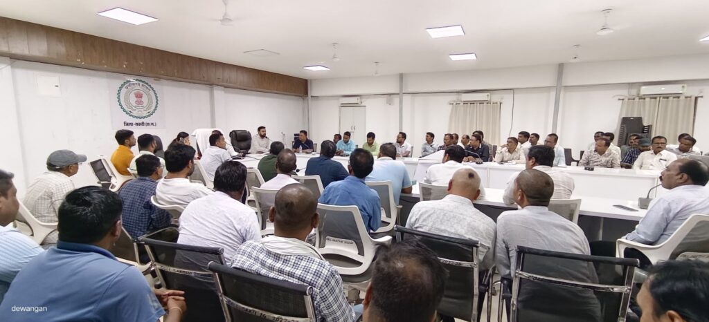 शक्ति जिले में DAP खाद की हुई कमी, जिला प्रशासन ने निकाला किसानों के हित में हल, डीएपी के विकल्प के रूप में एसएसपी, एवं एनपीके का भण्डारण, कृषि विभाग भी किसनो को सुविधाएं देने के लिए दृण संकल्पित, उप संचालक कृषि शशांक शिंदे ने कहा- खरीफ फसल के लिए किसानों के लिए विभाग ने करी है समुचित व्यवस्थाएं शक्ति जिले में DAP खाद की हुई कमी, जिला प्रशासन ने निकाला किसानों के हित में हल, डीएपी के विकल्प के रूप में एसएसपी, एवं एनपीके का भण्डारण, कृषि विभाग भी किसनो को सुविधाएं देने के लिए दृण संकल्पित, उप संचालक कृषि शशांक शिंदे ने कहा- खरीफ फसल के लिए किसानों के लिए विभाग ने करी है समुचित व्यवस्थाएं kshititech