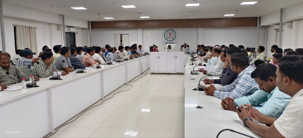 शक्ति जिले में DAP खाद की हुई कमी, जिला प्रशासन ने निकाला किसानों के हित में हल, डीएपी के विकल्प के रूप में एसएसपी, एवं एनपीके का भण्डारण, कृषि विभाग भी किसनो को सुविधाएं देने के लिए दृण संकल्पित, उप संचालक कृषि शशांक शिंदे ने कहा- खरीफ फसल के लिए किसानों के लिए विभाग ने करी है समुचित व्यवस्थाएं शक्ति जिले में DAP खाद की हुई कमी, जिला प्रशासन ने निकाला किसानों के हित में हल, डीएपी के विकल्प के रूप में एसएसपी, एवं एनपीके का भण्डारण, कृषि विभाग भी किसनो को सुविधाएं देने के लिए दृण संकल्पित, उप संचालक कृषि शशांक शिंदे ने कहा- खरीफ फसल के लिए किसानों के लिए विभाग ने करी है समुचित व्यवस्थाएं kshititech