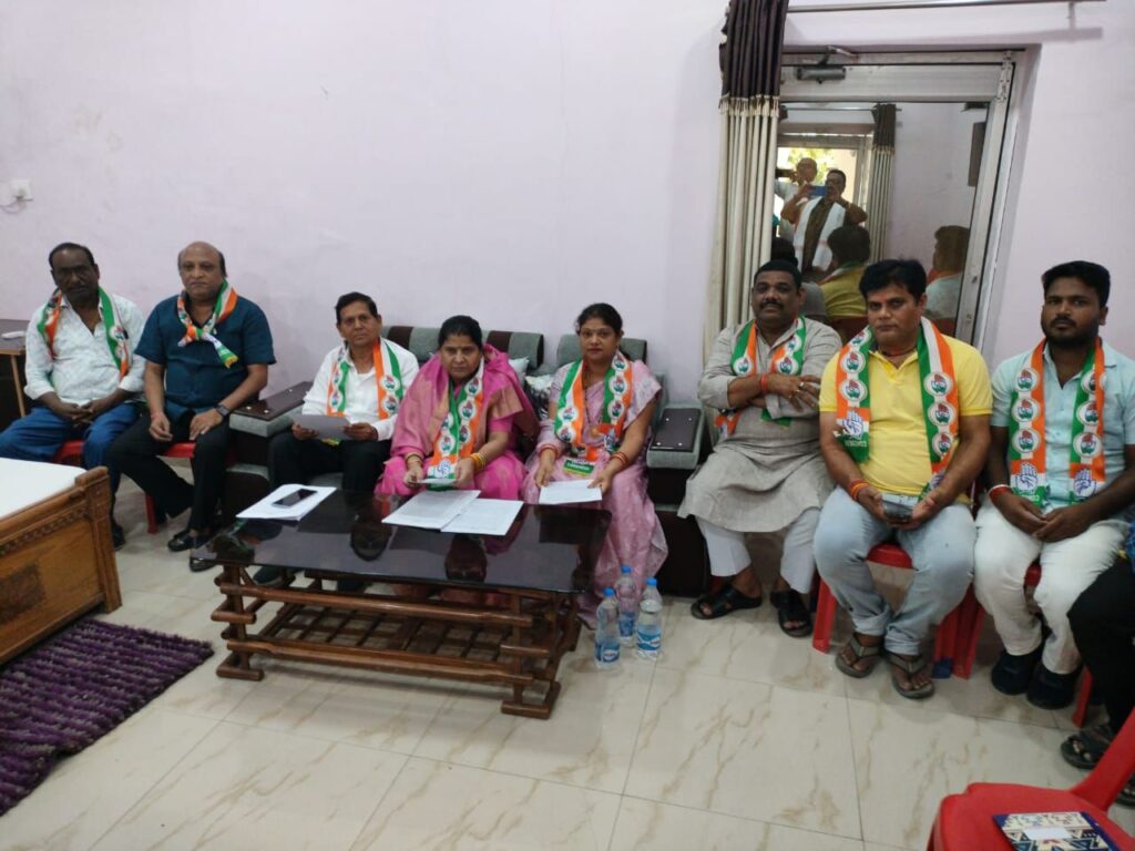 शक्ति जिले में हुई कांग्रेस की प्रेस वार्ता- तखतपुर की पूर्व विधायक रश्मि सिंह ने कहा- युक्ति युक्त करण शिक्षा विरोधी एवं रोजगार विरोधी निर्णय, कांग्रेस सड़क पर उतरकर करेगी आंदोलन, करेगी शिक्षा दफ्तरों का घेराव, जिला कांग्रेस अध्यक्ष त्रिलोकचंद जायसवाल दादू भी रहे मौजूद, पूर्व विधायक रश्मि ने कहा- सरकारी शिक्षा व्यवस्था को चौपट करने साय सरकार का बड़ा षड्यंत्र शक्ति जिले में हुई कांग्रेस की प्रेस वार्ता- तखतपुर की पूर्व विधायक रश्मि सिंह ने कहा- युक्ति युक्त करण शिक्षा विरोधी एवं रोजगार विरोधी निर्णय, कांग्रेस सड़क पर उतरकर करेगी आंदोलन, करेगी शिक्षा दफ्तरों का घेराव, जिला कांग्रेस अध्यक्ष त्रिलोकचंद जायसवाल दादू भी रहे मौजूद, पूर्व विधायक रश्मि ने कहा- सरकारी शिक्षा व्यवस्था को चौपट करने साय सरकार का बड़ा षड्यंत्र kshititech