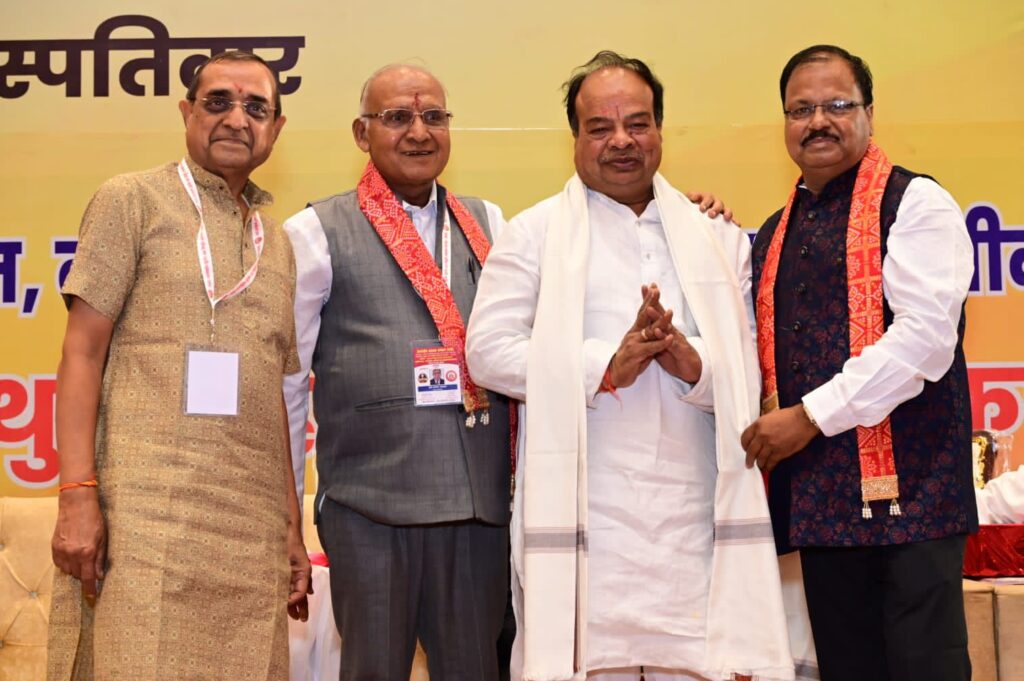 महेंद्र की सक्रियता की पूरी विश्व में हुई प्रशंसा- सारंगढ़ की प्रमुख समाजसेवी संस्था श्री शांति सीता सेवा समिति सारंगढ़ खाटू श्याम में अग्र संस्था पुरस्कार से सम्मानित, संस्था के प्रमुख महेंद्र अग्रवाल ने ग्रहण किया सम्मान, सांसद बृजमोहन अग्रवाल सहित अतिथियों ने भी करी शांति सेवा समिति के कार्यों की प्रशंसा, 12 जून को खाटू धाम राजस्थान में संपन्न भव्य समारोह में सैकड़ो की संख्या में जुटे थे समाज के प्रतिनिधि महेंद्र की सक्रियता की पूरी विश्व में हुई प्रशंसा- सारंगढ़ की प्रमुख समाजसेवी संस्था श्री शांति सीता सेवा समिति सारंगढ़ खाटू श्याम में अग्र संस्था पुरस्कार से सम्मानित, संस्था के प्रमुख महेंद्र अग्रवाल ने ग्रहण किया सम्मान, सांसद बृजमोहन अग्रवाल सहित अतिथियों ने भी करी शांति सेवा समिति के कार्यों की प्रशंसा, 12 जून को खाटू धाम राजस्थान में संपन्न भव्य समारोह में सैकड़ो की संख्या में जुटे थे समाज के प्रतिनिधि kshititech