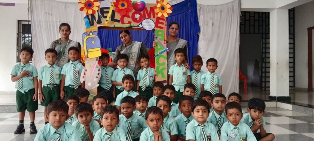 शिक्षा के प्रति बच्चों की उत्सुकता- सर्वोदय पब्लिक स्कूल चंद्रपुर में 19 जून को संपन्न हुआ नए सत्र का शाला प्रवेश उत्सव कार्यक्रम, बच्चों का तिलक लगाकर किया गया स्वागत, प्रकृति की रिमझिम फुहारो के बावजूद स्कूल पहुंचे विद्यार्थी, शक्ति जिले का पहला छात्रावास युक्त CBSE विद्यालय है सर्वोदय पब्लिक स्कूल शिक्षा के प्रति बच्चों की उत्सुकता- सर्वोदय पब्लिक स्कूल चंद्रपुर में 19 जून को संपन्न हुआ नए सत्र का शाला प्रवेश उत्सव कार्यक्रम, बच्चों का तिलक लगाकर किया गया स्वागत, प्रकृति की रिमझिम फुहारो के बावजूद स्कूल पहुंचे विद्यार्थी, शक्ति जिले का पहला छात्रावास युक्त CBSE विद्यालय है सर्वोदय पब्लिक स्कूल kshititech