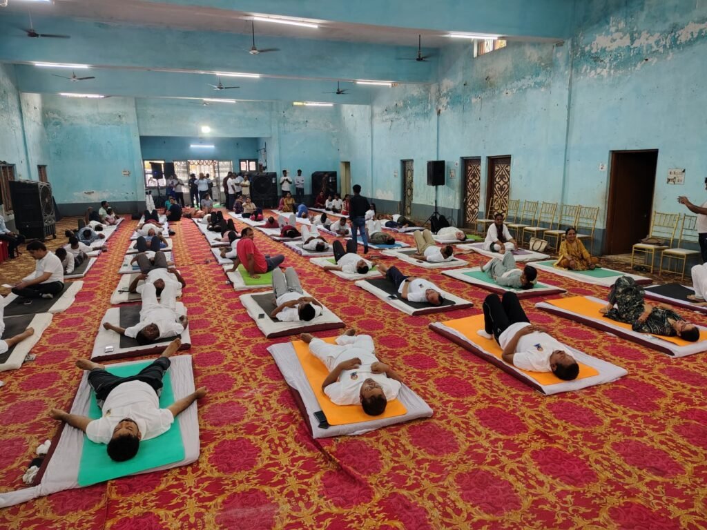 करेंगे नियमित योग-PM मोदी के आव्हान पर शक्ति जिले में भी योग के प्रति दिखा लोगों का जुनून, शहर के डॉक्टर श्यामा प्रसाद मुखर्जी सभागार सामुदायिक भवन में राज्यसभा सांसद सहित जिले के कलेक्टर, नगर पालिका अध्यक्ष एवं जनप्रतिनिधियों ने किया योग, सरस्वती शिशु मंदिर में भी विद्यालय प्रबंधन एवं भाजपा ने आयोजित किया योग दिवस का कार्यक्रम, जिले के स्कूलों एवं अन्य संस्थाओं में भी हुए योग डे के कार्यक्रम, योग के बाद वृक्षारोपण भी किया गया सामुदायिक भवन में करेंगे नियमित योग-PM मोदी के आव्हान पर शक्ति जिले में भी योग के प्रति दिखा लोगों का जुनून, शहर के डॉक्टर श्यामा प्रसाद मुखर्जी सभागार सामुदायिक भवन में राज्यसभा सांसद सहित जिले के कलेक्टर, नगर पालिका अध्यक्ष एवं जनप्रतिनिधियों ने किया योग, सरस्वती शिशु मंदिर में भी विद्यालय प्रबंधन एवं भाजपा ने आयोजित किया योग दिवस का कार्यक्रम, जिले के स्कूलों एवं अन्य संस्थाओं में भी हुए योग डे के कार्यक्रम, योग के बाद वृक्षारोपण भी किया गया सामुदायिक भवन में kshititech