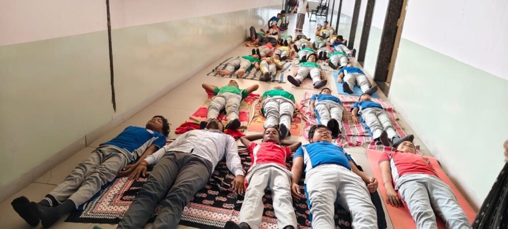 एक पृथ्वी, एक स्वास्थ्य के लिए योग- योग प्रशिक्षकों ने चंद्रहासिनी विद्यापीठ चंद्रपुर के स्कूली बच्चों को सिखाएं योग की विभिन्न क्रियाएं, विद्यालय प्रबंधन ने कहा- योग से ही होगा उत्तम स्वास्थ्य का विकास, 11वें योग दिवस पर बच्चों ने भी कहा- करेंगे नियमित योग एक पृथ्वी, एक स्वास्थ्य के लिए योग- योग प्रशिक्षकों ने चंद्रहासिनी विद्यापीठ चंद्रपुर के स्कूली बच्चों को सिखाएं योग की विभिन्न क्रियाएं, विद्यालय प्रबंधन ने कहा- योग से ही होगा उत्तम स्वास्थ्य का विकास, 11वें योग दिवस पर बच्चों ने भी कहा- करेंगे नियमित योग kshititech