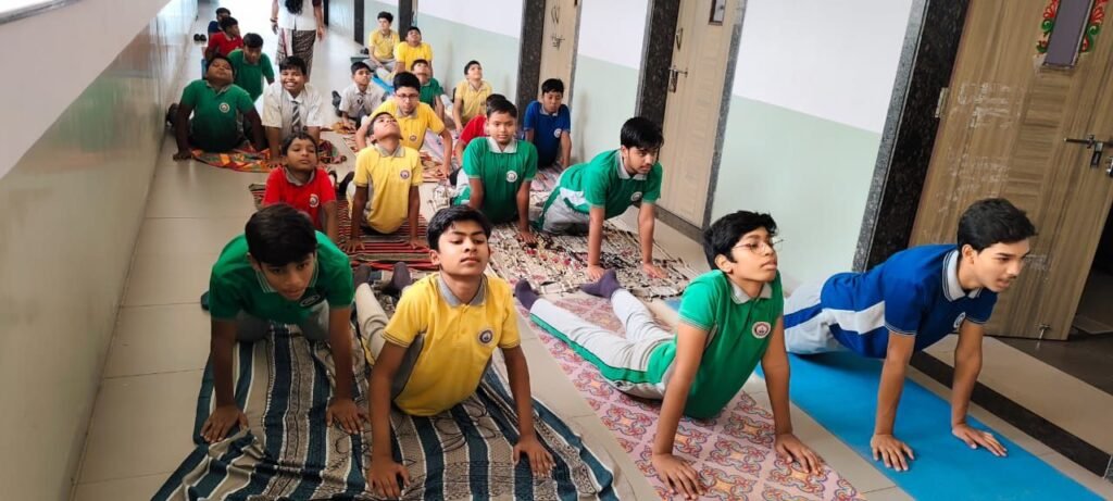 एक पृथ्वी, एक स्वास्थ्य के लिए योग- योग प्रशिक्षकों ने चंद्रहासिनी विद्यापीठ चंद्रपुर के स्कूली बच्चों को सिखाएं योग की विभिन्न क्रियाएं, विद्यालय प्रबंधन ने कहा- योग से ही होगा उत्तम स्वास्थ्य का विकास, 11वें योग दिवस पर बच्चों ने भी कहा- करेंगे नियमित योग एक पृथ्वी, एक स्वास्थ्य के लिए योग- योग प्रशिक्षकों ने चंद्रहासिनी विद्यापीठ चंद्रपुर के स्कूली बच्चों को सिखाएं योग की विभिन्न क्रियाएं, विद्यालय प्रबंधन ने कहा- योग से ही होगा उत्तम स्वास्थ्य का विकास, 11वें योग दिवस पर बच्चों ने भी कहा- करेंगे नियमित योग kshititech