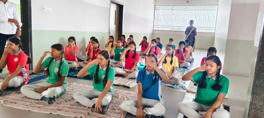 एक पृथ्वी, एक स्वास्थ्य के लिए योग- योग प्रशिक्षकों ने चंद्रहासिनी विद्यापीठ चंद्रपुर के स्कूली बच्चों को सिखाएं योग की विभिन्न क्रियाएं, विद्यालय प्रबंधन ने कहा- योग से ही होगा उत्तम स्वास्थ्य का विकास, 11वें योग दिवस पर बच्चों ने भी कहा- करेंगे नियमित योग एक पृथ्वी, एक स्वास्थ्य के लिए योग- योग प्रशिक्षकों ने चंद्रहासिनी विद्यापीठ चंद्रपुर के स्कूली बच्चों को सिखाएं योग की विभिन्न क्रियाएं, विद्यालय प्रबंधन ने कहा- योग से ही होगा उत्तम स्वास्थ्य का विकास, 11वें योग दिवस पर बच्चों ने भी कहा- करेंगे नियमित योग kshititech