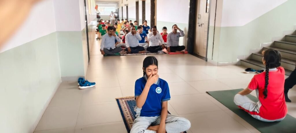 एक पृथ्वी, एक स्वास्थ्य के लिए योग- योग प्रशिक्षकों ने चंद्रहासिनी विद्यापीठ चंद्रपुर के स्कूली बच्चों को सिखाएं योग की विभिन्न क्रियाएं, विद्यालय प्रबंधन ने कहा- योग से ही होगा उत्तम स्वास्थ्य का विकास, 11वें योग दिवस पर बच्चों ने भी कहा- करेंगे नियमित योग एक पृथ्वी, एक स्वास्थ्य के लिए योग- योग प्रशिक्षकों ने चंद्रहासिनी विद्यापीठ चंद्रपुर के स्कूली बच्चों को सिखाएं योग की विभिन्न क्रियाएं, विद्यालय प्रबंधन ने कहा- योग से ही होगा उत्तम स्वास्थ्य का विकास, 11वें योग दिवस पर बच्चों ने भी कहा- करेंगे नियमित योग kshititech