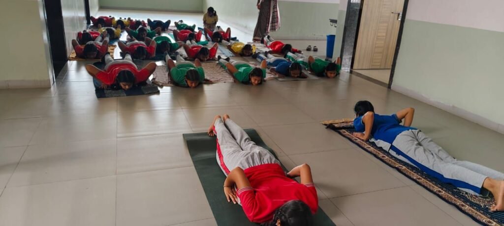 एक पृथ्वी, एक स्वास्थ्य के लिए योग- योग प्रशिक्षकों ने चंद्रहासिनी विद्यापीठ चंद्रपुर के स्कूली बच्चों को सिखाएं योग की विभिन्न क्रियाएं, विद्यालय प्रबंधन ने कहा- योग से ही होगा उत्तम स्वास्थ्य का विकास, 11वें योग दिवस पर बच्चों ने भी कहा- करेंगे नियमित योग एक पृथ्वी, एक स्वास्थ्य के लिए योग- योग प्रशिक्षकों ने चंद्रहासिनी विद्यापीठ चंद्रपुर के स्कूली बच्चों को सिखाएं योग की विभिन्न क्रियाएं, विद्यालय प्रबंधन ने कहा- योग से ही होगा उत्तम स्वास्थ्य का विकास, 11वें योग दिवस पर बच्चों ने भी कहा- करेंगे नियमित योग kshititech