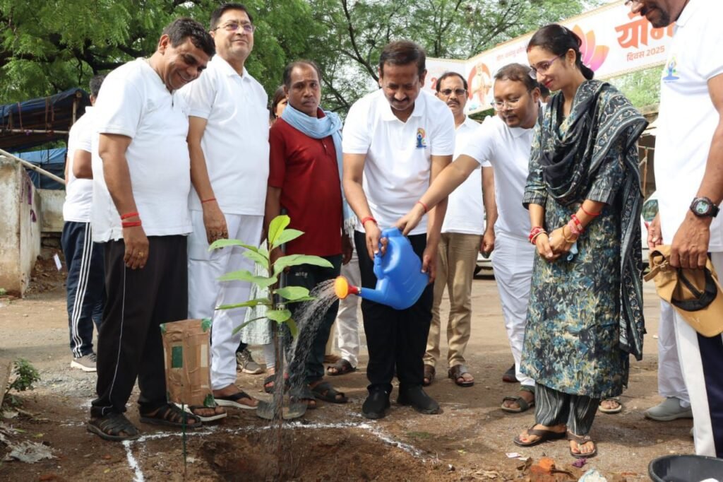 करेंगे नियमित योग-PM मोदी के आव्हान पर शक्ति जिले में भी योग के प्रति दिखा लोगों का जुनून, शहर के डॉक्टर श्यामा प्रसाद मुखर्जी सभागार सामुदायिक भवन में राज्यसभा सांसद सहित जिले के कलेक्टर, नगर पालिका अध्यक्ष एवं जनप्रतिनिधियों ने किया योग, सरस्वती शिशु मंदिर में भी विद्यालय प्रबंधन एवं भाजपा ने आयोजित किया योग दिवस का कार्यक्रम, जिले के स्कूलों एवं अन्य संस्थाओं में भी हुए योग डे के कार्यक्रम, योग के बाद वृक्षारोपण भी किया गया सामुदायिक भवन में करेंगे नियमित योग-PM मोदी के आव्हान पर शक्ति जिले में भी योग के प्रति दिखा लोगों का जुनून, शहर के डॉक्टर श्यामा प्रसाद मुखर्जी सभागार सामुदायिक भवन में राज्यसभा सांसद सहित जिले के कलेक्टर, नगर पालिका अध्यक्ष एवं जनप्रतिनिधियों ने किया योग, सरस्वती शिशु मंदिर में भी विद्यालय प्रबंधन एवं भाजपा ने आयोजित किया योग दिवस का कार्यक्रम, जिले के स्कूलों एवं अन्य संस्थाओं में भी हुए योग डे के कार्यक्रम, योग के बाद वृक्षारोपण भी किया गया सामुदायिक भवन में kshititech
