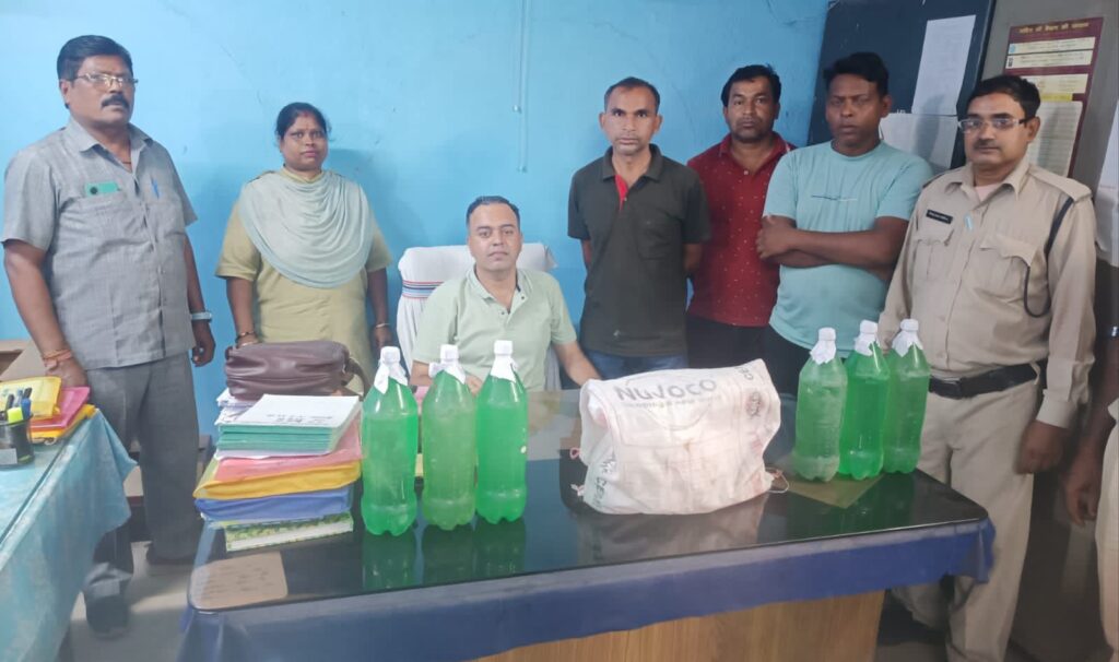 उप्पल साहब ने शराब कोचियो पर करी बड़ी कार्रवाई, 23 लीटर महुआ शराब के साथ तीन आरोपियों को किया गिरफ्तार, आबकारी के 03 मामले हुए दर्ज, आबकारी अधिकारी आशीष उप्पल की छापामार कारवाई से अवैध शराब कारोबारियो में हड़कंप उप्पल साहब ने शराब कोचियो पर करी बड़ी कार्रवाई, 23 लीटर महुआ शराब के साथ तीन आरोपियों को किया गिरफ्तार, आबकारी के 03 मामले हुए दर्ज, आबकारी अधिकारी आशीष उप्पल की छापामार कारवाई से अवैध शराब कारोबारियो में हड़कंप kshititech