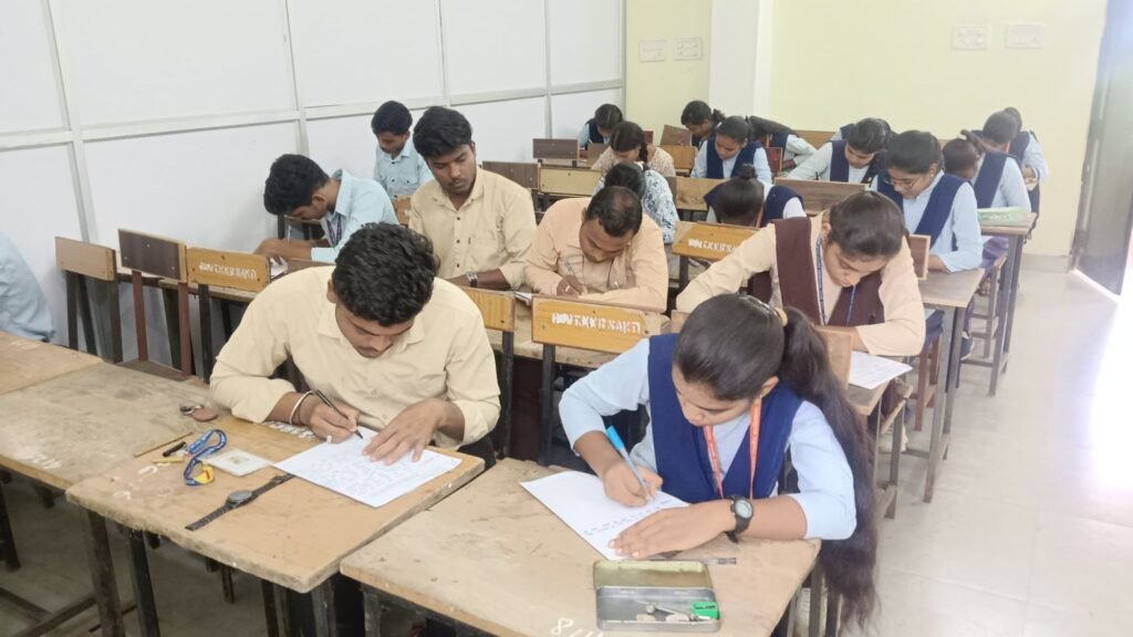 शासकीय क्रान्ति कुमार भारतीय स्नातकोत्तर अग्रणी महाविद्यालय सक्ति में "आपातकाल और संविधान हत्या दिवस"पर सम्पन्न हुई निबंध प्रतियोगिता, पूरे देश में 25 जून को संगोष्ठी एवं सेमिनारों के रूप में आयोजित की गई आपातकाल की काले अध्याय की स्मृतियां शासकीय क्रान्ति कुमार भारतीय स्नातकोत्तर अग्रणी महाविद्यालय सक्ति में "आपातकाल और संविधान हत्या दिवस"पर सम्पन्न हुई निबंध प्रतियोगिता, पूरे देश में 25 जून को संगोष्ठी एवं सेमिनारों के रूप में आयोजित की गई आपातकाल की काले अध्याय की स्मृतियां kshititech