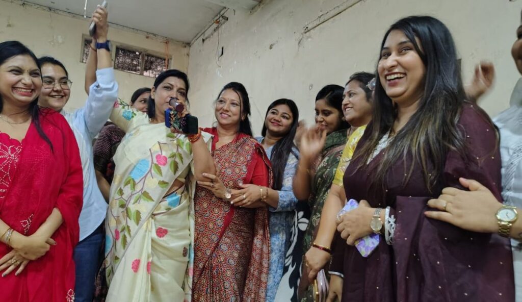 सीमा को मिली नई जिम्मेदारी-अग्रवाल महिला सभा अंबिकापुर की अध्यक्ष चुनी गई सीमा अग्रवाल, विभिन्न सामाजिक संगठनों में प्रमुख पदों पर कार्यरत है सीमा, सीमा ने कहा शहर के प्रत्येक अग्रवाल परिवारों से महिला सदस्यों को जोड़ेंगे संगठन की मुख्य धारा से, सीमा ने अग्रवाल महिला सभा की कार्यकारिणी का भी किया गठन सीमा को मिली नई जिम्मेदारी-अग्रवाल महिला सभा अंबिकापुर की अध्यक्ष चुनी गई सीमा अग्रवाल, विभिन्न सामाजिक संगठनों में प्रमुख पदों पर कार्यरत है सीमा, सीमा ने कहा शहर के प्रत्येक अग्रवाल परिवारों से महिला सदस्यों को जोड़ेंगे संगठन की मुख्य धारा से, सीमा ने अग्रवाल महिला सभा की कार्यकारिणी का भी किया गठन kshititech