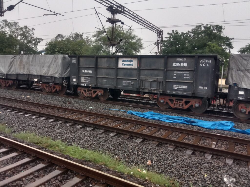 खड़ी माल गाड़ियों से हो रही है सामानो की चोरी, जिम्मेदार कौन, क्या सुरक्षित माल पहुंचाना रेलवे की जिम्मेदारी नहीं, 18 जून को सुबह शक्ति रेलवे स्टेशन में गिरते पानी में देखी गई यह स्थिति, क्या ट्रेन के गार्ड की नहीं है जिम्मेदारी खड़ी माल गाड़ियों से हो रही है सामानो की चोरी, जिम्मेदार कौन, क्या सुरक्षित माल पहुंचाना रेलवे की जिम्मेदारी नहीं, 18 जून को सुबह शक्ति रेलवे स्टेशन में गिरते पानी में देखी गई यह स्थिति, क्या ट्रेन के गार्ड की नहीं है जिम्मेदारी kshititech