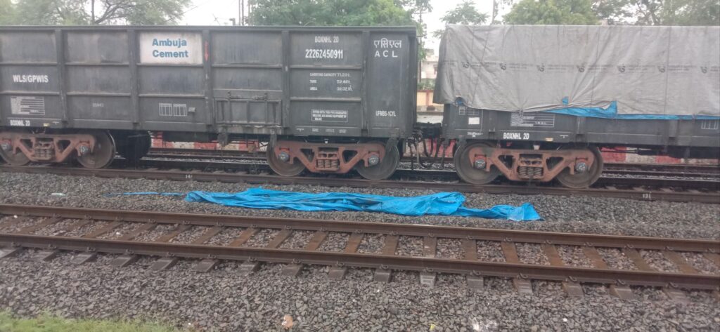खड़ी माल गाड़ियों से हो रही है सामानो की चोरी, जिम्मेदार कौन, क्या सुरक्षित माल पहुंचाना रेलवे की जिम्मेदारी नहीं, 18 जून को सुबह शक्ति रेलवे स्टेशन में गिरते पानी में देखी गई यह स्थिति, क्या ट्रेन के गार्ड की नहीं है जिम्मेदारी खड़ी माल गाड़ियों से हो रही है सामानो की चोरी, जिम्मेदार कौन, क्या सुरक्षित माल पहुंचाना रेलवे की जिम्मेदारी नहीं, 18 जून को सुबह शक्ति रेलवे स्टेशन में गिरते पानी में देखी गई यह स्थिति, क्या ट्रेन के गार्ड की नहीं है जिम्मेदारी kshititech