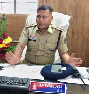 थाना क्षेत्र में अपराधों पर नियंत्रण करना एवं आम जनता को सुरक्षा देना ही पुलिस की जिम्मेदारी- अनवर अली (थाना प्रभारी शक्ति),नव पदस्थ दरोगा साहब ने कहा- जिला पुलिस अधीक्षक महोदया के निर्देशन में पुलिस लगातार अपराधियों पर करवाई करने सजग, स्कूली बच्चों की बसों में सुरक्षा को लेकर भी पुलिस लगातार कर रही जागरूक थाना क्षेत्र में अपराधों पर नियंत्रण करना एवं आम जनता को सुरक्षा देना ही पुलिस की जिम्मेदारी- अनवर अली (थाना प्रभारी शक्ति),नव पदस्थ दरोगा साहब ने कहा- जिला पुलिस अधीक्षक महोदया के निर्देशन में पुलिस लगातार अपराधियों पर करवाई करने सजग, स्कूली बच्चों की बसों में सुरक्षा को लेकर भी पुलिस लगातार कर रही जागरूक kshititech