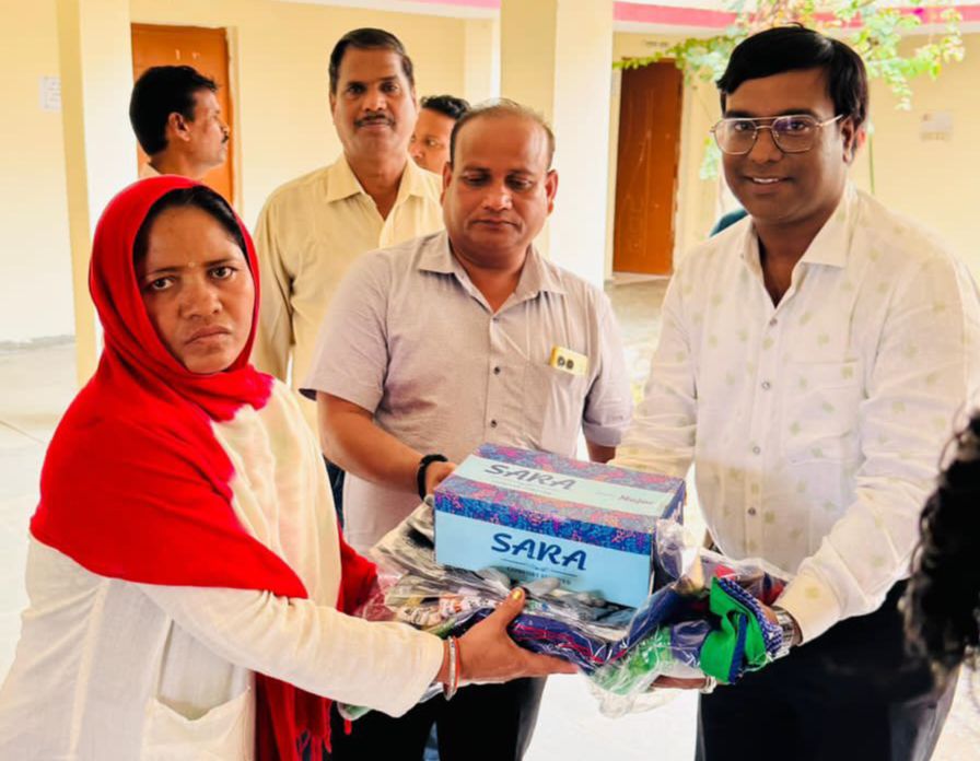 नगर पंचायत बाराद्वार में सफाई कर्मियों को वितरित किया गया सफाई किट, उपाध्यक्ष जितेश शर्मा ने कहा- सफाई किट से स्वच्छता दीदीया एवं स्वच्छता मित्र अपने स्वास्थ्य को भी रख सकेंगे सुरक्षित, अपने कर्मचारियों के हितों की रक्षा के लिए निरंतर सक्रिय है नगर पंचायत बाराद्वार नगर पंचायत बाराद्वार में सफाई कर्मियों को वितरित किया गया सफाई किट, उपाध्यक्ष जितेश शर्मा ने कहा- सफाई किट से स्वच्छता दीदीया एवं स्वच्छता मित्र अपने स्वास्थ्य को भी रख सकेंगे सुरक्षित, अपने कर्मचारियों के हितों की रक्षा के लिए निरंतर सक्रिय है नगर पंचायत बाराद्वार kshititech