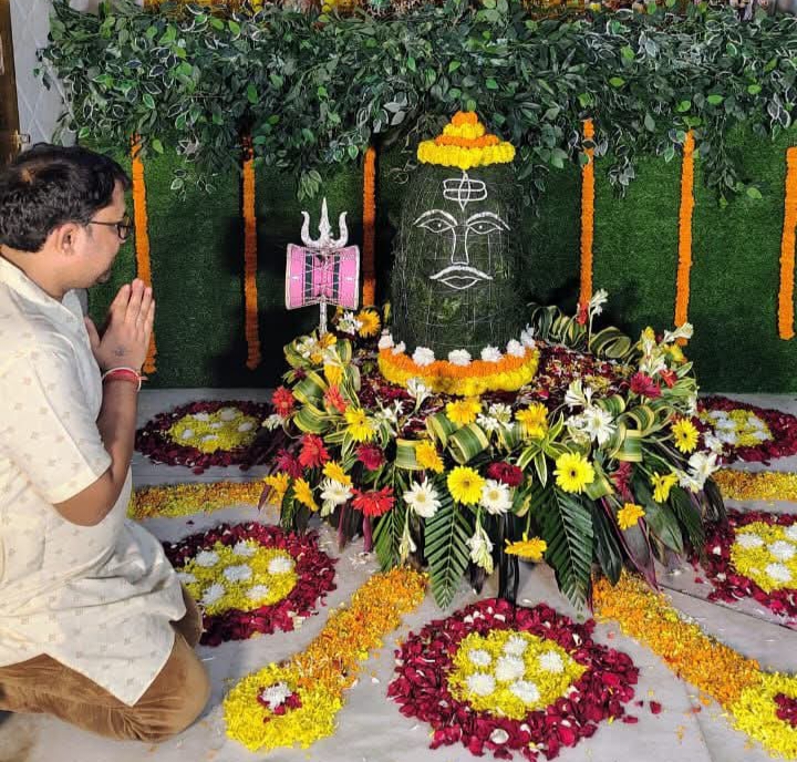 शक्ति के श्री राधा कृष्ण मंदिर में सावन की शिवरात्रि पर्व पर धर्म प्रेमी रवि बंसल ने किया बाबा भोलेनाथ का अद्भुत श्रंगार, श्री राधा कृष्ण मंदिर में स्थापित है बाबा भोलेनाथ का शिव परिवार, पूरा मंदिर परिसर गूंज उठा शिव शंकर के जयकारे से शक्ति के श्री राधा कृष्ण मंदिर में सावन की शिवरात्रि पर्व पर धर्म प्रेमी रवि बंसल ने किया बाबा भोलेनाथ का अद्भुत श्रंगार, श्री राधा कृष्ण मंदिर में स्थापित है बाबा भोलेनाथ का शिव परिवार, पूरा मंदिर परिसर गूंज उठा शिव शंकर के जयकारे से kshititech