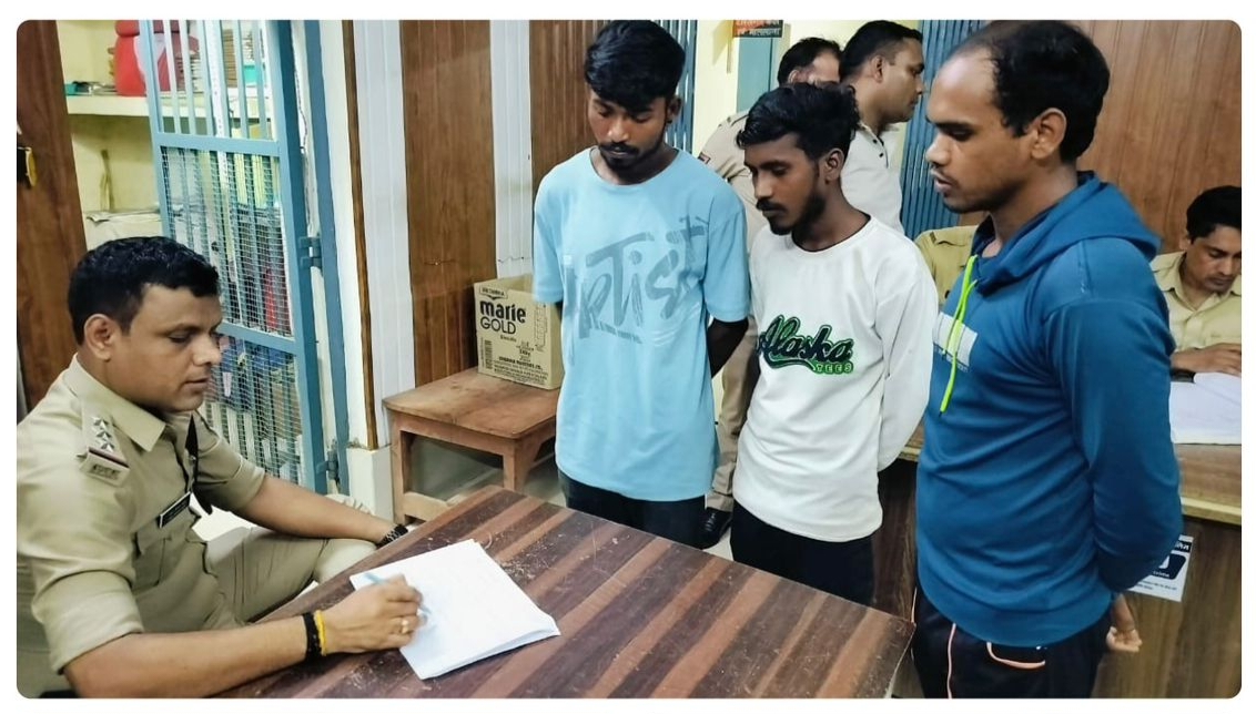 पुलिस का ख़ौफ़- शक्ति जिले में गुंडे, मवालियों का पुलिस कर रही सत्यापन, थाना क्षेत्र में चिन्हाअंकित बदमाशों को बुलाकर लिया जा रहा फिंगर प्रिंट, अपराधों पर अंकुर लगाने पुलिस की पहल पुलिस का ख़ौफ़- शक्ति जिले में गुंडे, मवालियों का पुलिस कर रही सत्यापन, थाना क्षेत्र में चिन्हाअंकित बदमाशों को बुलाकर लिया जा रहा फिंगर प्रिंट, अपराधों पर अंकुर लगाने पुलिस की पहल kshititech