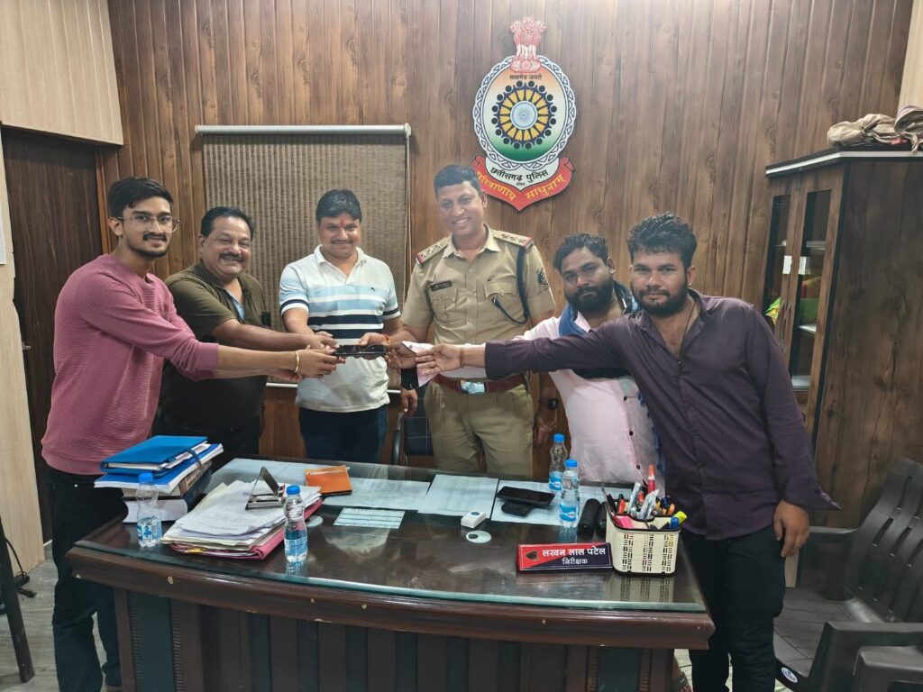 सीसीटीवी फुटेज ने किया कमाल- पुलिस की सक्रियता एवं शक्ति के ऑटो संघ की ईमानदारी से गुम मोबाइल को किया गया 01 घंटे में ही वापस, नागरिकों ने किया पुलिस प्रशासन ऑटो संघ एवं जागरूक नागरिकों का धन्यवाद, घटना 19 जुलाई की देर शाम 7:00 बजे की, मनीष अन्नपूर्णा साइकिल, विक्कू दुल्हन,चीनू गोयल एवं भरत क्लॉथ में भी दिया मोबाइल की खोजबीन में अहम योगदान, पुलिस की अपील- सीसीटीवी फुटेज जरूर लगाए सीसीटीवी फुटेज ने किया कमाल- पुलिस की सक्रियता एवं शक्ति के ऑटो संघ की ईमानदारी से गुम मोबाइल को किया गया 01 घंटे में ही वापस, नागरिकों ने किया पुलिस प्रशासन ऑटो संघ एवं जागरूक नागरिकों का धन्यवाद, घटना 19 जुलाई की देर शाम 7:00 बजे की, मनीष अन्नपूर्णा साइकिल, विक्कू दुल्हन,चीनू गोयल एवं भरत क्लॉथ में भी दिया मोबाइल की खोजबीन में अहम योगदान, पुलिस की अपील- सीसीटीवी फुटेज जरूर लगाए kshititech