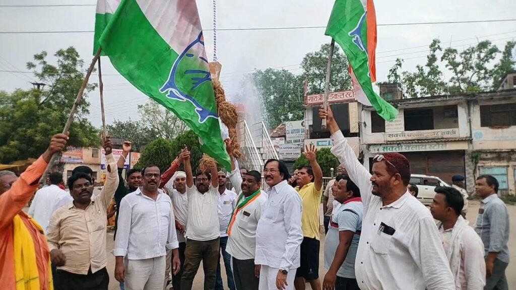 ED को लेकर राजनैतिक भूचाल- तकरार हुई तेज, पूर्व सीएम भूपेश बघेल के पुत्र की गिरफ्तारी से भड़के शक्ति के कांग्रेसी, 19 जुलाई को अग्रसेन चौक में कर दिया ED का पुतला दहन, नेता प्रतिपक्ष महंत के निर्देश पर जिले भर में हुआ विरोध का आयोजन kshititech