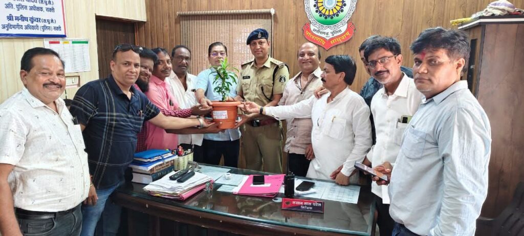 जिला शक्ति प्रेस क्लब शक्ति के सदस्यों ने 21 जुलाई को करी पुलिस अधिकारियों से मुलाकात, शक्ति जिले के एडिशनल एसपी हरीश यादव, एसडीओ पुलिस मनीष कंवर एवं नव पदस्थ टी आई लखन लाल पटेल से मिले सदस्य, शहर में ट्रैफिक सिग्नल लगाने की करी मांग,नव पदस्थ टी आई को भेंट किया गया वृक्ष जिला शक्ति प्रेस क्लब शक्ति के सदस्यों ने 21 जुलाई को करी पुलिस अधिकारियों से मुलाकात, शक्ति जिले के एडिशनल एसपी हरीश यादव, एसडीओ पुलिस मनीष कंवर एवं नव पदस्थ टी आई लखन लाल पटेल से मिले सदस्य, शहर में ट्रैफिक सिग्नल लगाने की करी मांग,नव पदस्थ टी आई को भेंट किया गया वृक्ष kshititech