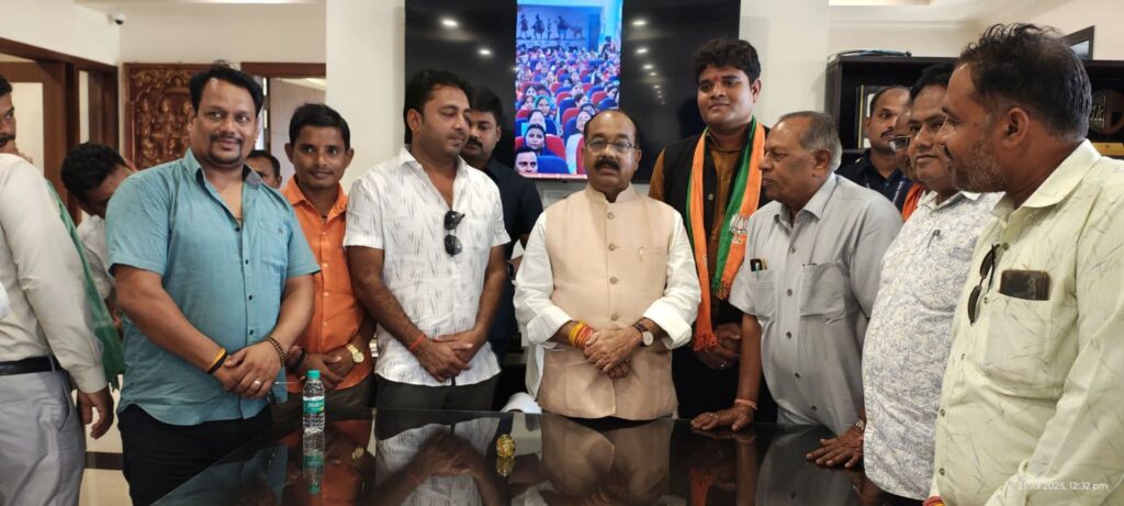 पार्षदों की हुई मंत्री जी से मुलाकात- नगर पालिका शक्ति के भाजपा पार्षदों ने नगरीय प्रशासन मंत्री अरुण साव से करी मुलाकात, पूर्व मंत्री मेधाराम साहू के नेतृत्व में मिले पार्षद, पूर्व मंडल महामंत्री गोविंद देवांगन ने कहा- मंत्री जी से शहर विकास के लिए हुई चर्चा, मंत्री अरुण साव ने भी करा भाजपा पार्षदों का आत्मीय स्वागत पार्षदों की हुई मंत्री जी से मुलाकात- नगर पालिका शक्ति के भाजपा पार्षदों ने नगरीय प्रशासन मंत्री अरुण साव से करी मुलाकात, पूर्व मंत्री मेधाराम साहू के नेतृत्व में मिले पार्षद, पूर्व मंडल महामंत्री गोविंद देवांगन ने कहा- मंत्री जी से शहर विकास के लिए हुई चर्चा, मंत्री अरुण साव ने भी करा भाजपा पार्षदों का आत्मीय स्वागत kshititech