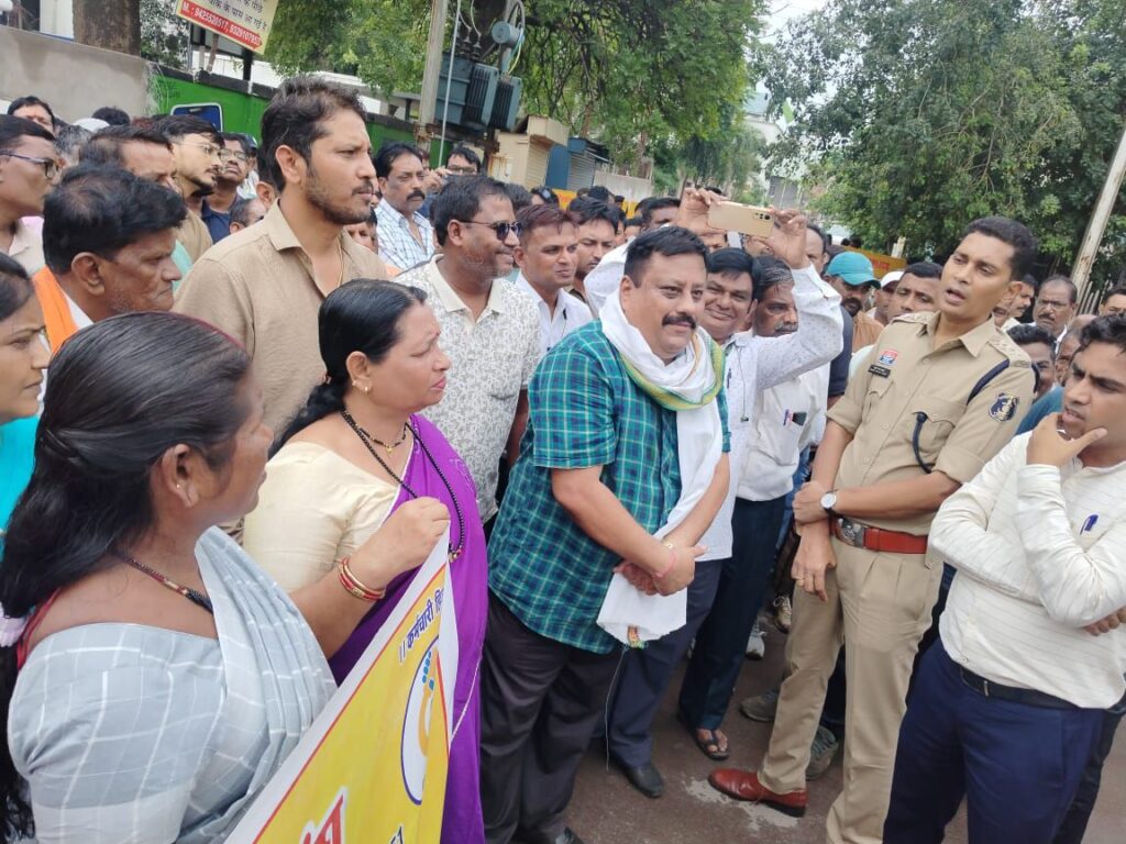 शासन के क्रियाकलापों से नाराज नवयुक्त अधिकारी कर्मचारी संघ छत्तीसगढ़ नगरीय निकाय ने लिए संघ हित में बड़े निर्णय, सोमवार से शुक्रवार तक बाहों में चौड़ी काली पट्टी लगाकर काम करेंगे निकाय के कर्मचारी, प्रतिदिन शाम 5:30 के बाद निकाय के मुख्य द्वार पर नारेबाजी कर गेट मीटिंग करेंगे कर्मचारी शासन के क्रियाकलापों से नाराज नवयुक्त अधिकारी कर्मचारी संघ छत्तीसगढ़ नगरीय निकाय ने लिए संघ हित में बड़े निर्णय, सोमवार से शुक्रवार तक बाहों में चौड़ी काली पट्टी लगाकर काम करेंगे निकाय के कर्मचारी, प्रतिदिन शाम 5:30 के बाद निकाय के मुख्य द्वार पर नारेबाजी कर गेट मीटिंग करेंगे कर्मचारी kshititech