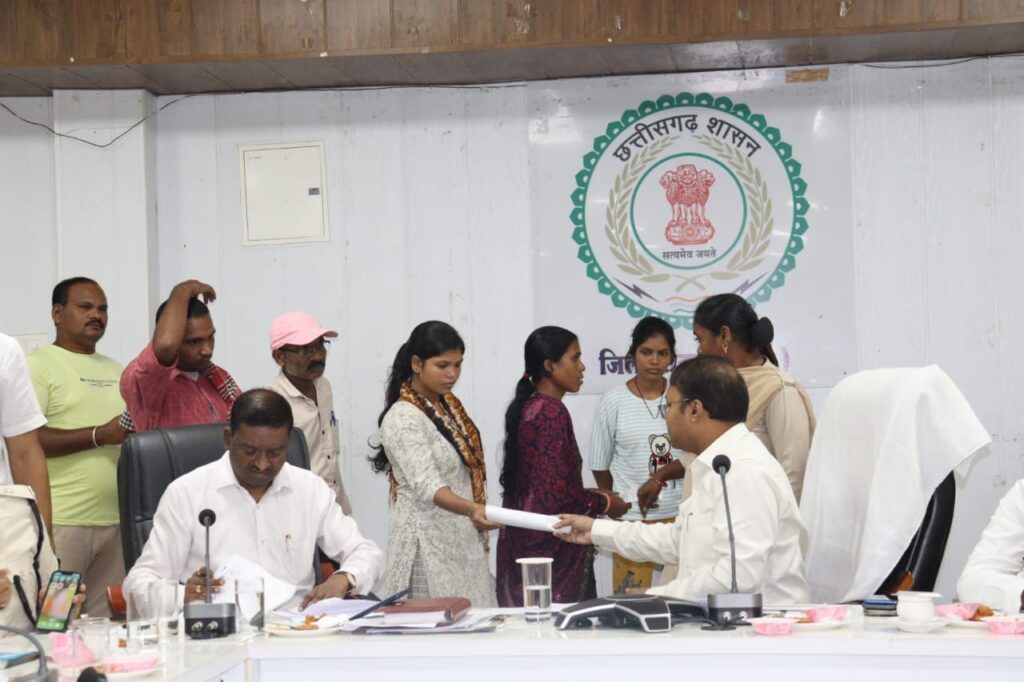 अलर्ट मोड में काम करें अधिकारी- शक्ति जिले में सड़कों की स्थिति को लेकर चिंतित कलेक्टर साहब,TL की मीटिंग में विभागीय अधिकारियों को दिए निर्देश, कहा अविलंब सड़कों की मरम्मत एवं करें निर्माण, स्वास्थ्य विभाग को भी दिए निर्देश, बारिश को देखते हुए संक्रामक बीमारियों से बचाव की दिशा में करें पूर्व पहल, आम जनता की समस्याओं को सुलझाने टोपनो साहब जन दर्शन के माध्यम से सुन रहे समस्याएं अलर्ट मोड में काम करें अधिकारी- शक्ति जिले में सड़कों की स्थिति को लेकर चिंतित कलेक्टर साहब,TL की मीटिंग में विभागीय अधिकारियों को दिए निर्देश, कहा अविलंब सड़कों की मरम्मत एवं करें निर्माण, स्वास्थ्य विभाग को भी दिए निर्देश, बारिश को देखते हुए संक्रामक बीमारियों से बचाव की दिशा में करें पूर्व पहल, आम जनता की समस्याओं को सुलझाने टोपनो साहब जन दर्शन के माध्यम से सुन रहे समस्याएं kshititech