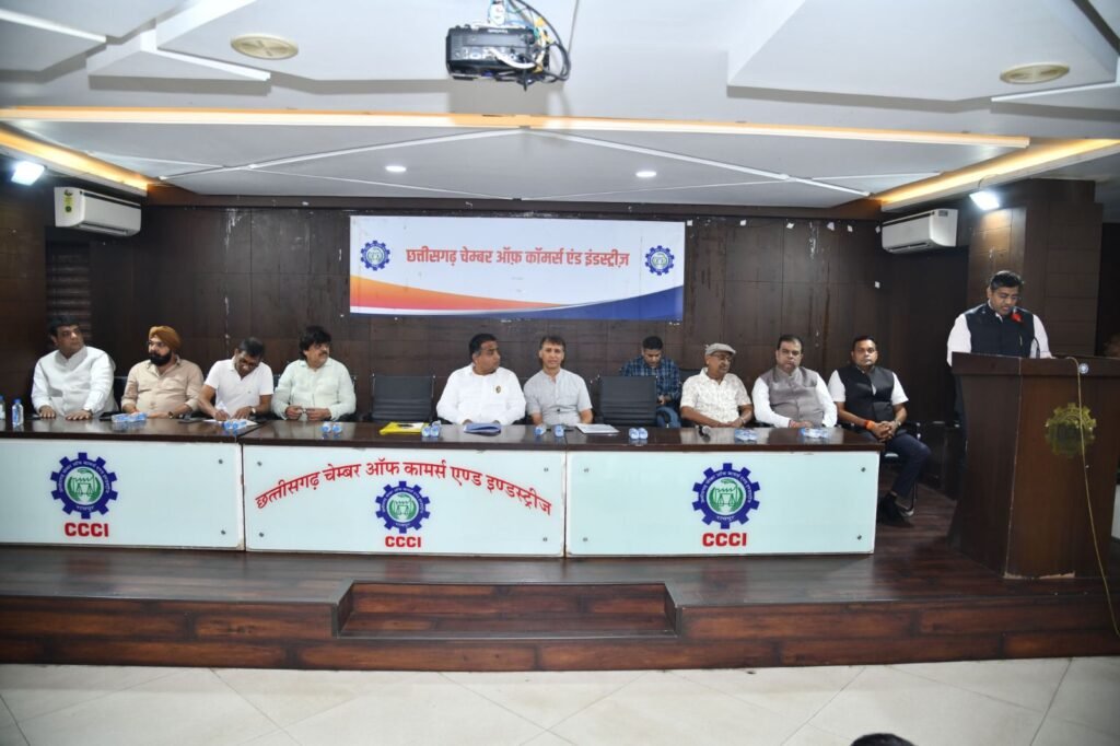 चेंबर कार्यकारी महामंत्री अमर सुल्तानिया पहुंचे प्रदेश कार्यकारणी की प्रथम बैठक में, अमर ने कहा- व्यापारी हितों के लिए सदैव संघर्ष करने वाला सशक्त संगठन है चैंबर ऑफ़ कॉमर्स, अमर ने व्यापार हितों में दिए अपने अमूल्य सुझाव, बैठक में प्रदेश के विभिन्न जिलों से भी पहुंचे सदस्य, महिला चैंबर की प्रदेश अध्यक्ष बनाई गई डॉक्टर इला गुप्ता kshititech