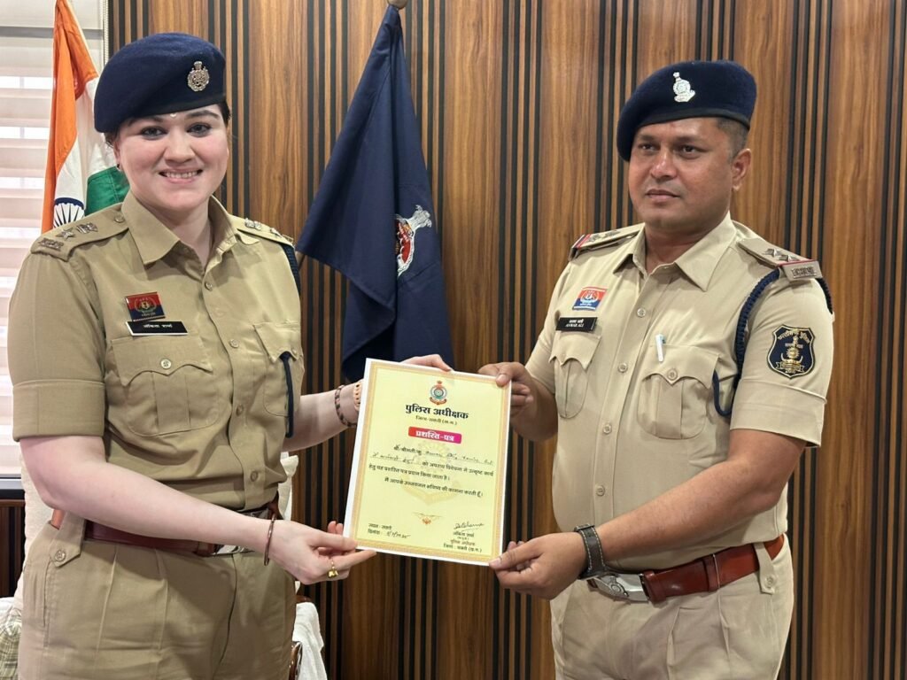 शक्ति जिले के थाना प्रभारियो का SP मैडम ने किया प्रशस्ति पत्र देकर सम्मान, शक्ति थाना प्रभारी अनवर अली भी हुए सम्मानित, एडिशनल एसपी हरीश यादव भी रहे मौजूद, शक्ति जिले का पुलिस महकमा अनुशासन के मामले में पूरे प्रदेश में है अग्रणी, शक्ति जिले के विभिन्न थाना&nbsp; प्रभारियो को मिला यह सम्मान kshititech