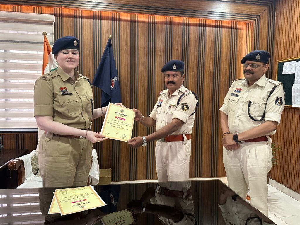 शक्ति जिले के थाना प्रभारियो का SP मैडम ने किया प्रशस्ति पत्र देकर सम्मान, शक्ति थाना प्रभारी अनवर अली भी हुए सम्मानित, एडिशनल एसपी हरीश यादव भी रहे मौजूद, शक्ति जिले का पुलिस महकमा अनुशासन के मामले में पूरे प्रदेश में है अग्रणी, शक्ति जिले के विभिन्न थाना&nbsp; प्रभारियो को मिला यह सम्मान kshititech