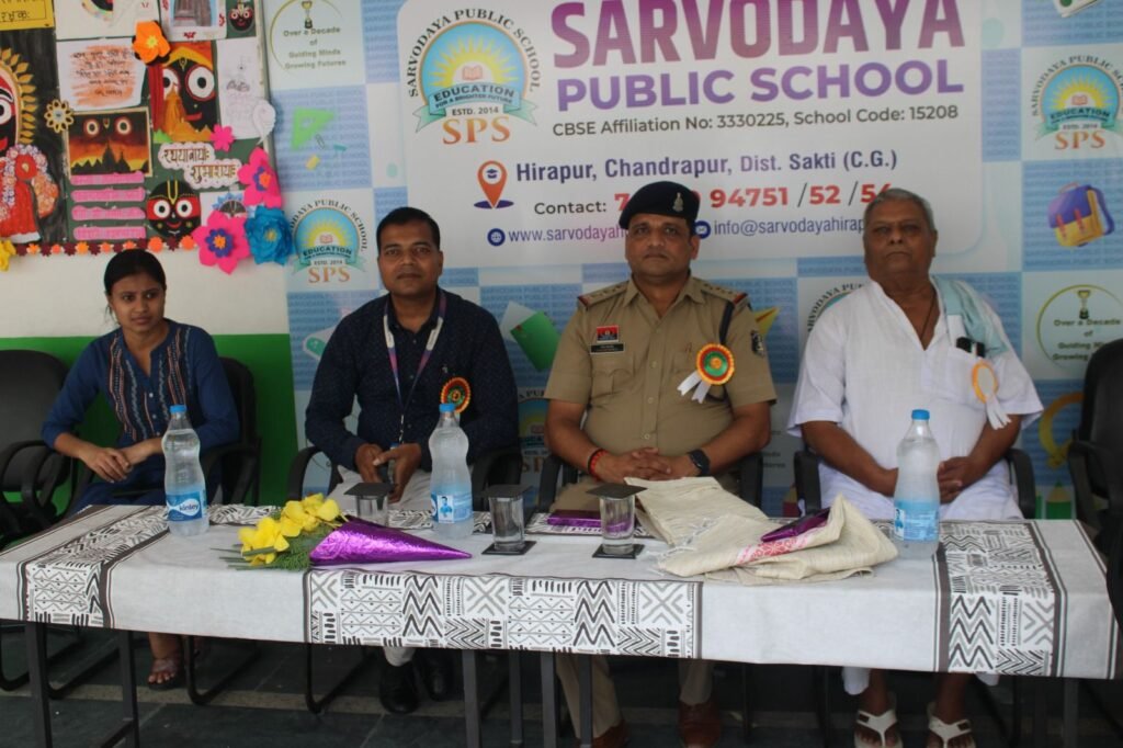 सर्वोदय पब्लिक स्कूल चंद्रपुर में हुआ विद्यार्थी परिषद का नवीन गठन, अलंकरण समारोह के माध्यम से पदाधिकारियो को किया गया सम्मानित, एसबीआई अधिकारी चंदन कुमार एवं थाना टीआई गगन वाजपेई रहे अतिथि के रूप में मौजूद kshititech