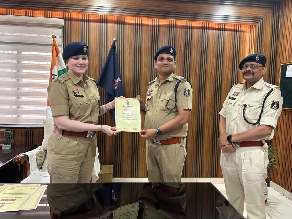 शक्ति जिले के थाना प्रभारियो का SP मैडम ने किया प्रशस्ति पत्र देकर सम्मान, शक्ति थाना प्रभारी अनवर अली भी हुए सम्मानित, एडिशनल एसपी हरीश यादव भी रहे मौजूद, शक्ति जिले का पुलिस महकमा अनुशासन के मामले में पूरे प्रदेश में है अग्रणी, शक्ति जिले के विभिन्न थाना&nbsp; प्रभारियो को मिला यह सम्मान kshititech