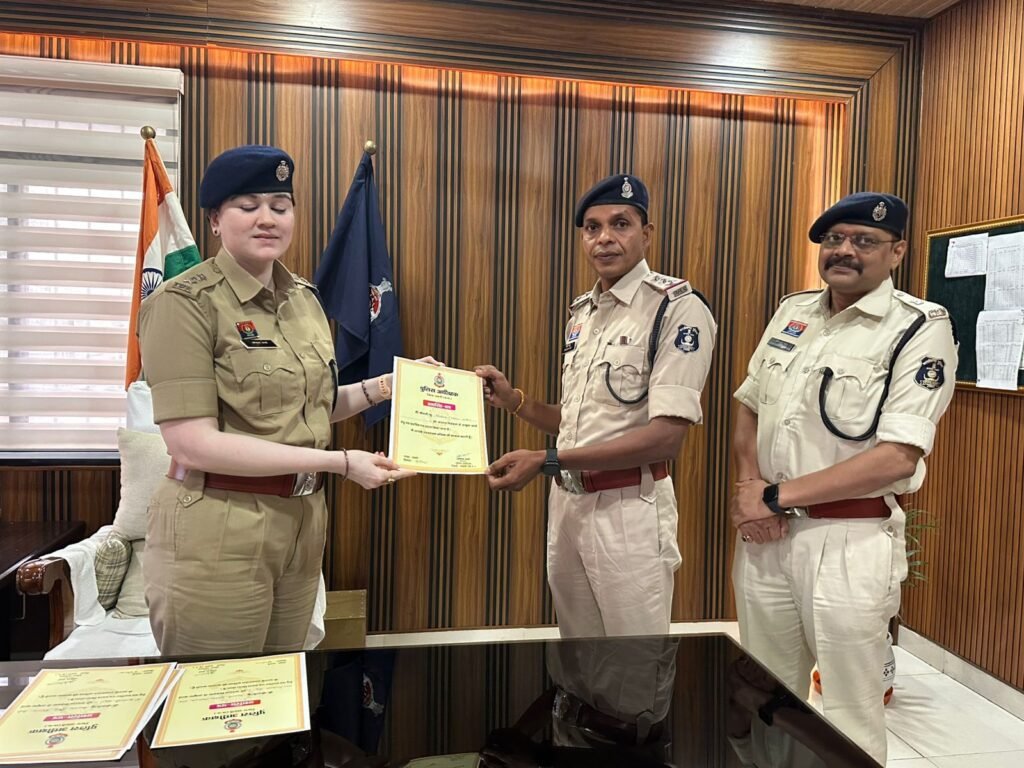 शक्ति जिले के थाना प्रभारियो का SP मैडम ने किया प्रशस्ति पत्र देकर सम्मान, शक्ति थाना प्रभारी अनवर अली भी हुए सम्मानित, एडिशनल एसपी हरीश यादव भी रहे मौजूद, शक्ति जिले का पुलिस महकमा अनुशासन के मामले में पूरे प्रदेश में है अग्रणी, शक्ति जिले के विभिन्न थाना&nbsp; प्रभारियो को मिला यह सम्मान kshititech