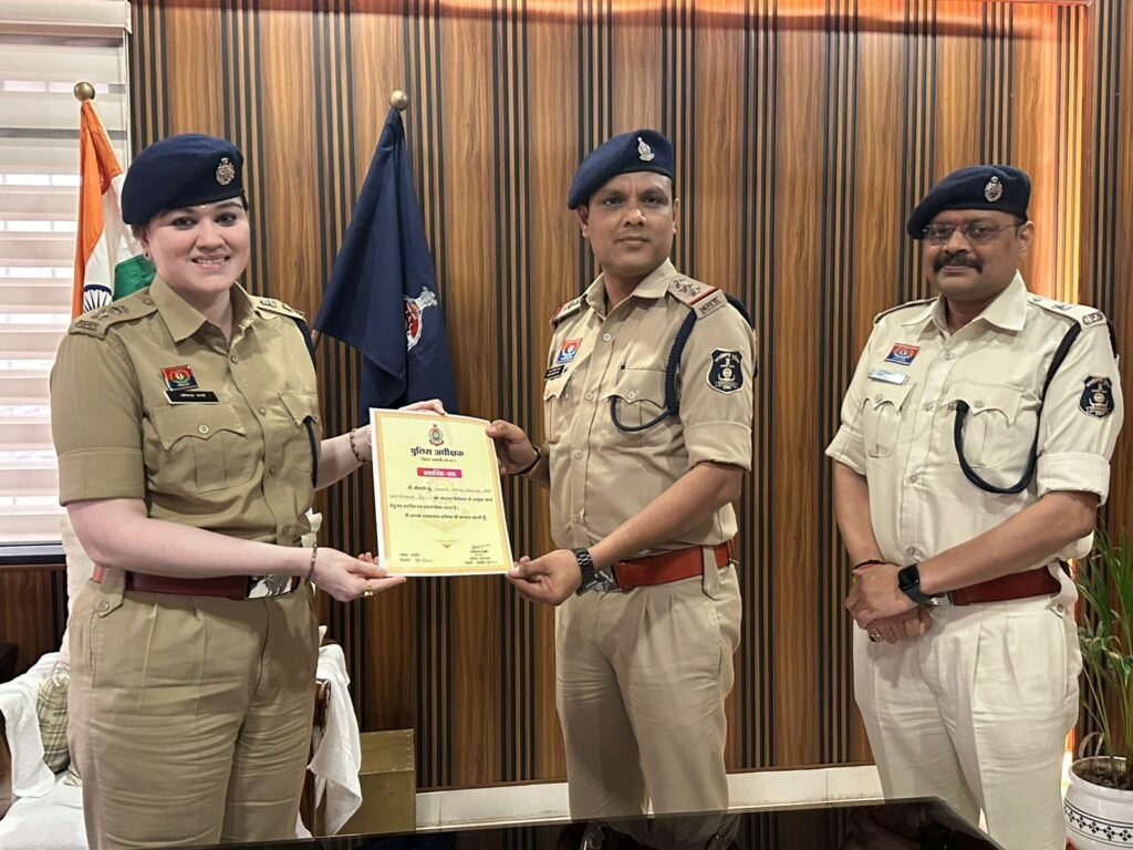 शक्ति जिले के थाना प्रभारियो का SP मैडम ने किया प्रशस्ति पत्र देकर सम्मान, शक्ति थाना प्रभारी अनवर अली भी हुए सम्मानित, एडिशनल एसपी हरीश यादव भी रहे मौजूद, शक्ति जिले का पुलिस महकमा अनुशासन के मामले में पूरे प्रदेश में है अग्रणी, शक्ति जिले के विभिन्न थाना&nbsp; प्रभारियो को मिला यह सम्मान kshititech