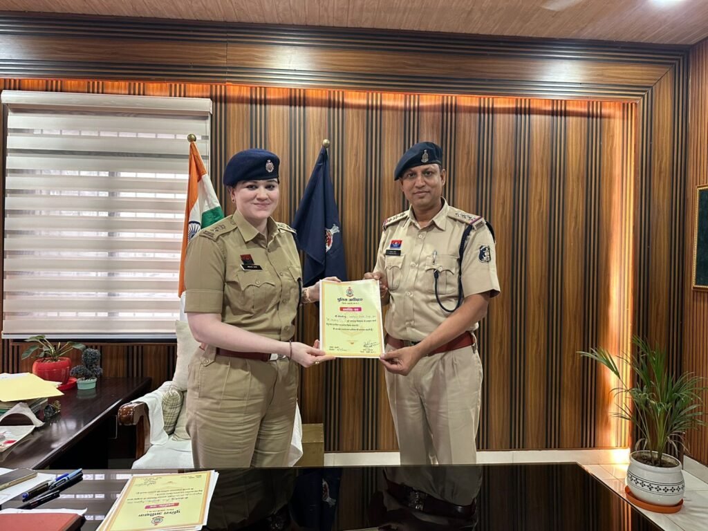 शक्ति जिले के थाना प्रभारियो का SP मैडम ने किया प्रशस्ति पत्र देकर सम्मान, शक्ति थाना प्रभारी अनवर अली भी हुए सम्मानित, एडिशनल एसपी हरीश यादव भी रहे मौजूद, शक्ति जिले का पुलिस महकमा अनुशासन के मामले में पूरे प्रदेश में है अग्रणी, शक्ति जिले के विभिन्न थाना&nbsp; प्रभारियो को मिला यह सम्मान kshititech